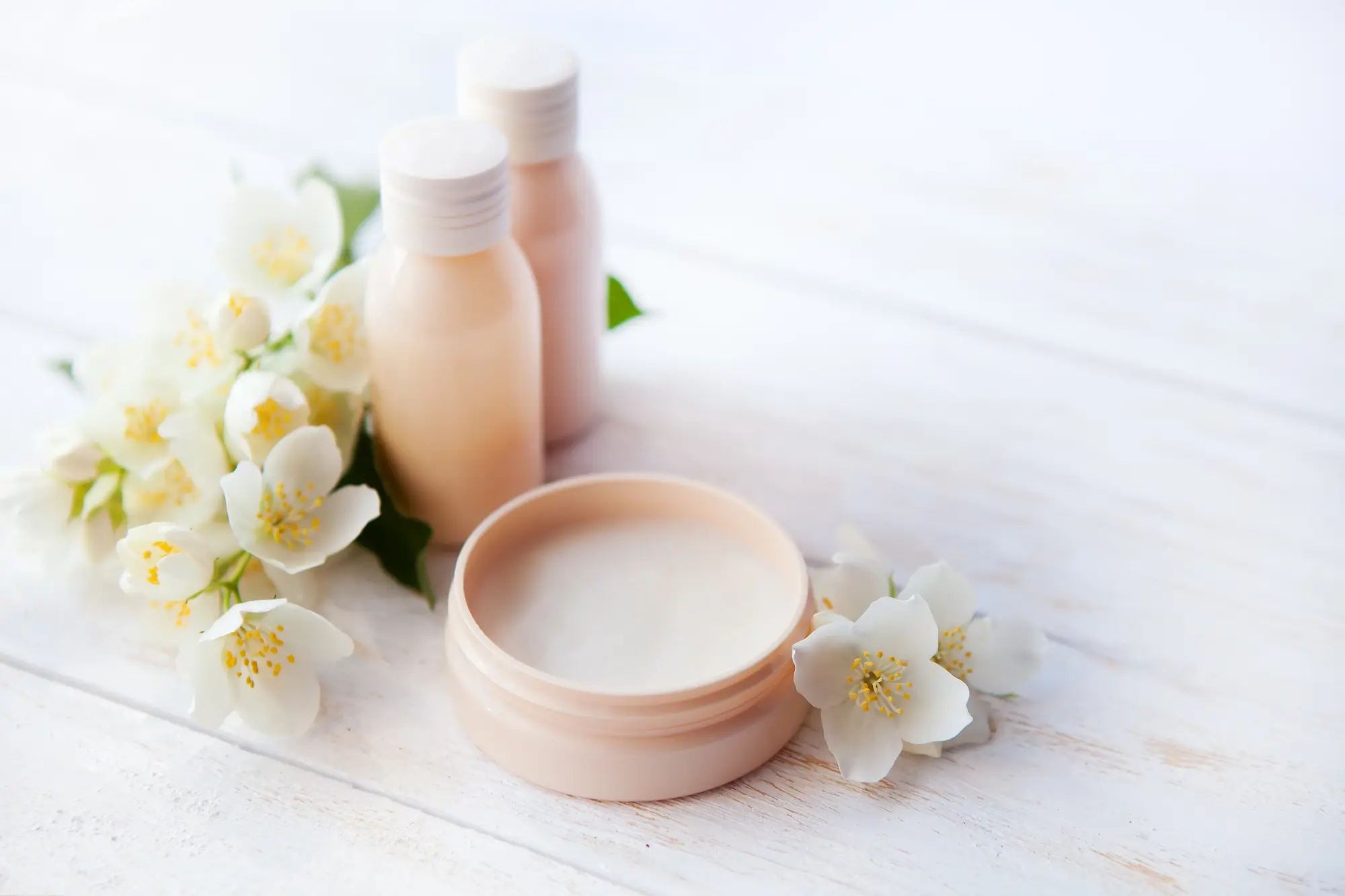 Kosmetikprodukte mit Blumen